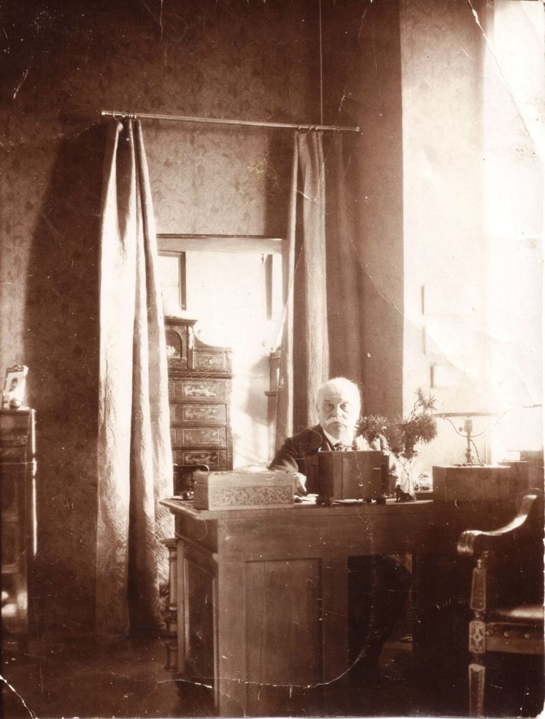 Franz Fromm am Schreibtisch auf Schloss Rametz