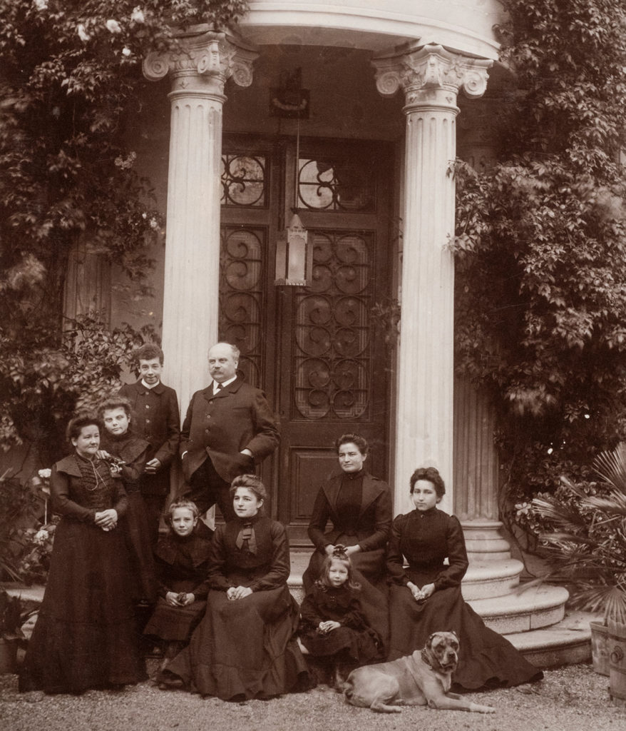 Familie Fromm vor ihrer Villa in Barcelona (ca. 1902)