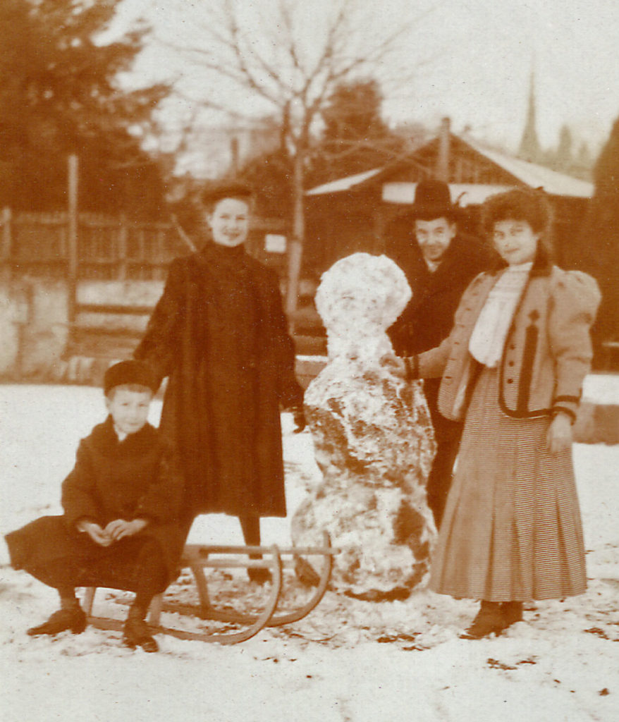 Paco, Zoila, Jorge and Luisa Fromm in the snow in Merano (c. 1906) 