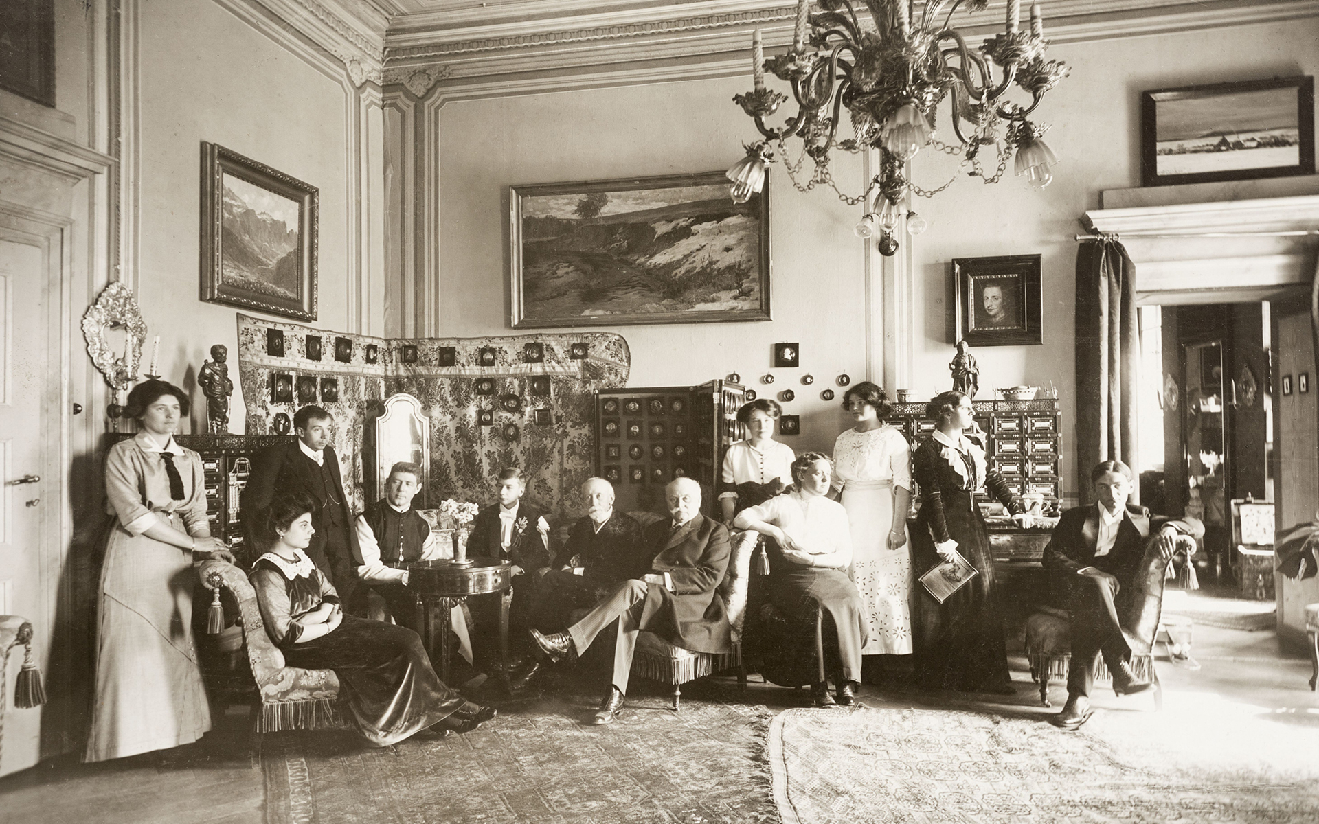 Im Salon von Schloss Rametz inmitten der repräsentativen Sammlung (1912)